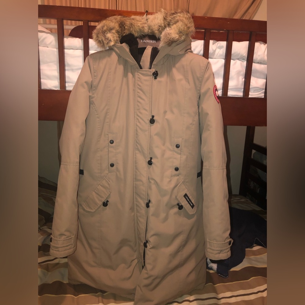 Authentic Canada Goose Beige in 2XL. Worn 3 times. No sign of wear. Its like new
